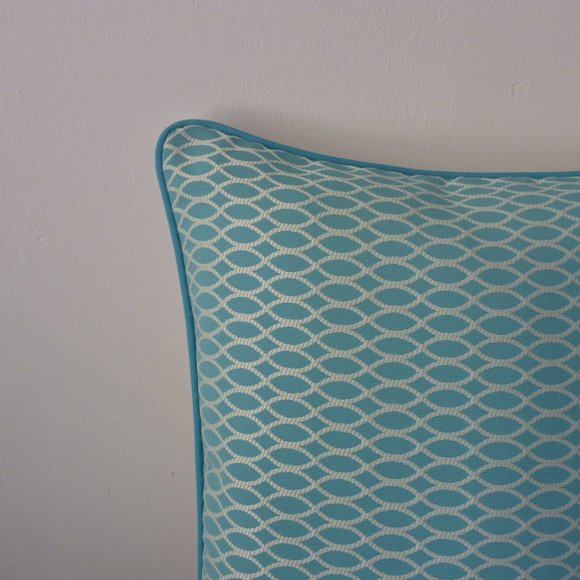 Blue & White, indoor/outdoor Pillow Cover 18" x 18" - Picture 4 of 6